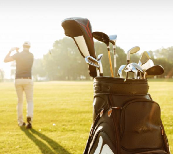 Golftaschen und Golfschläger